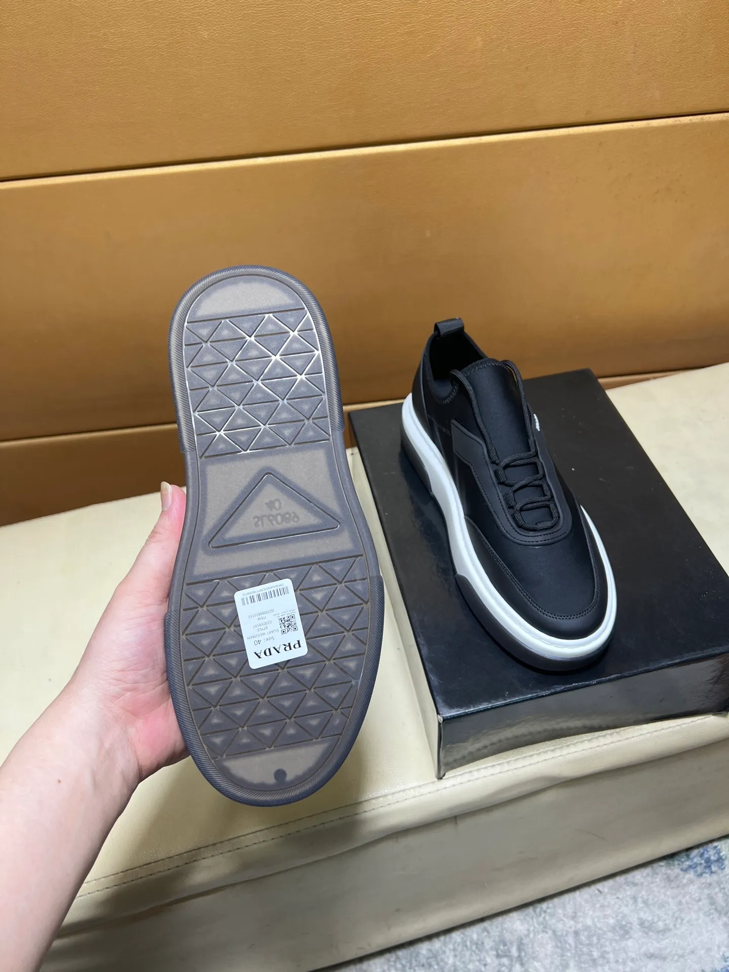 pp560💰👑👑《PRADA》【Classic Original Version】Prada: Top 🔝 Purchasing Agent 🔍🔍Sold at the latest men’s counter simultaneously, imported high-quality original version from Italy 🇮🇹: 🔝Brand silk calfskin·Shoe height, brand logo·Brand high mercerized canvas cloth·Tongue screen printing Brand logo: Prominent (high-end, extravagance, class), exquisite workmanship (imported Italian 🇮🇹 water-based mesh lining, 🐂cowhide feet), soles: original soles specially provided by the original factory, double-layer movable molding: transparent air cushion bottom, environmentally friendly, wear-resistant, ultra-light, comfortable, 🌲🌲🌲, real-life photos 🎬The real ones are more beautiful Code number 38-44